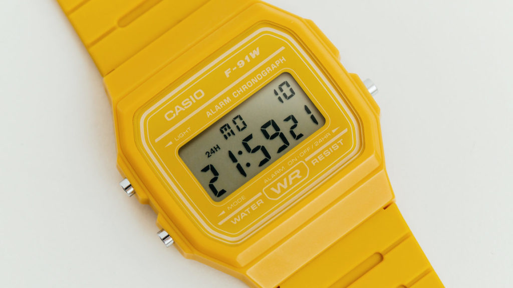 Nærbilde av en gul Casio-klokke.