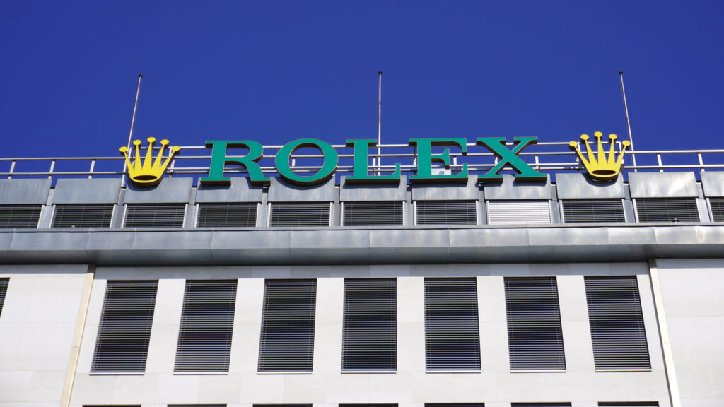 Rolex-skilt på en bygning.