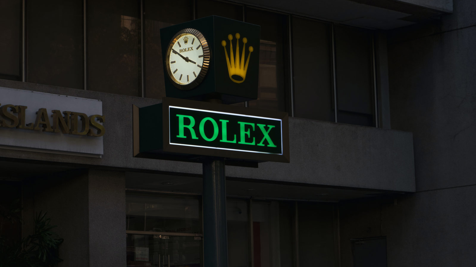 Rolex-skilt på gaten.