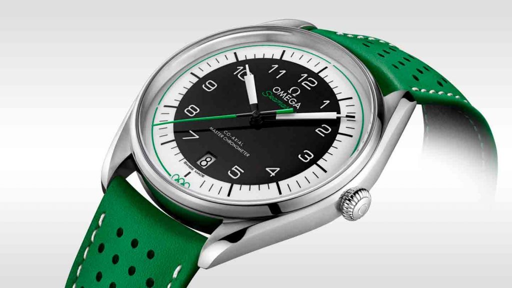 En Omega-klokke med grønn reim ligger.