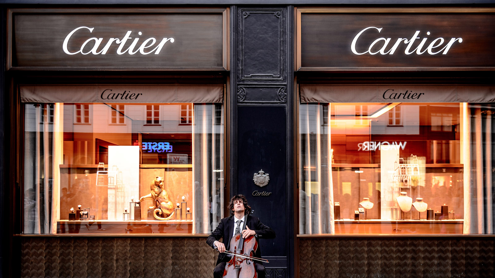 Cartier-butikk med musikant foran.