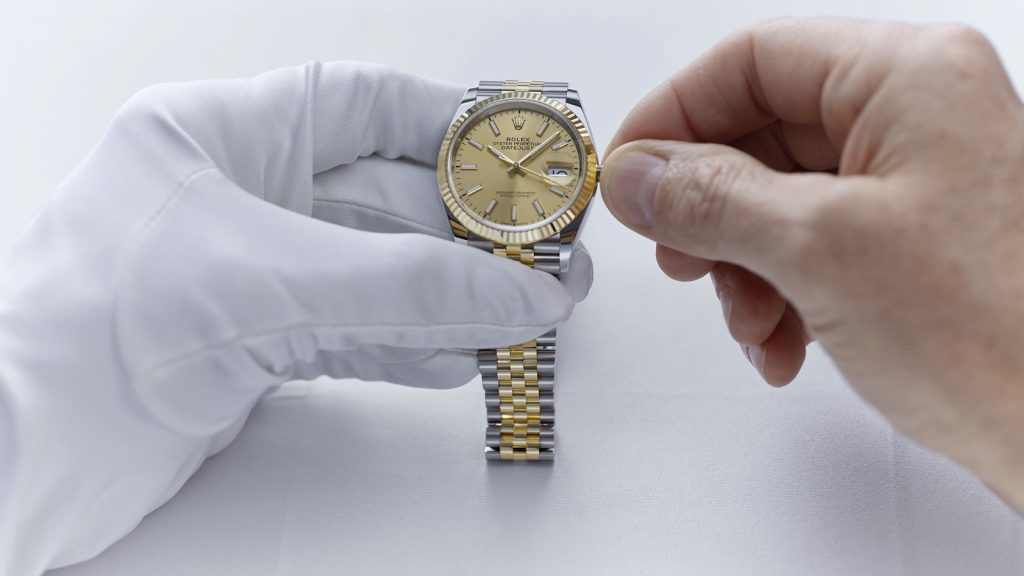 En Rolex-klokke blir undersøkt.