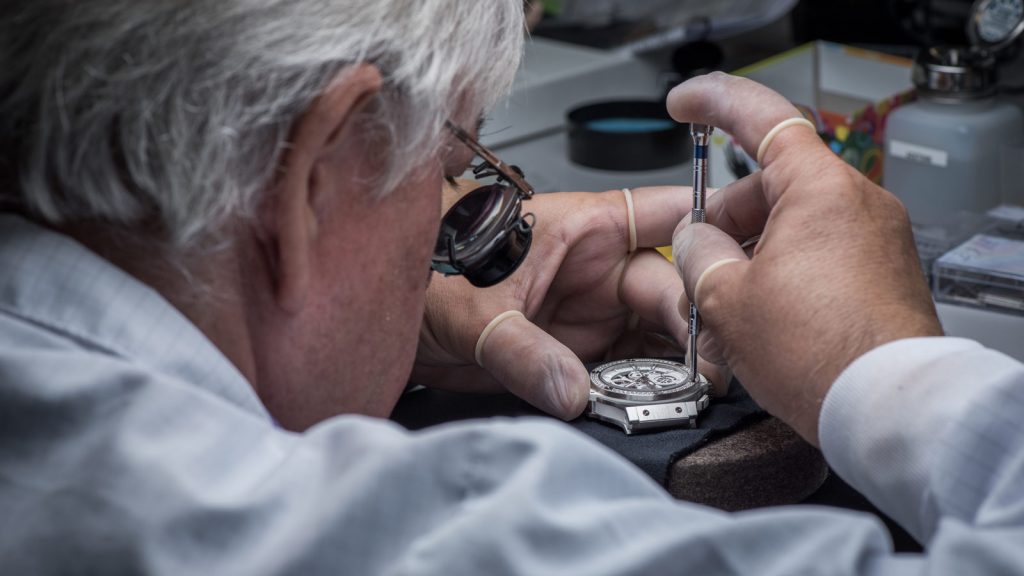 En urmaker jobber på en Hublot-klokke.