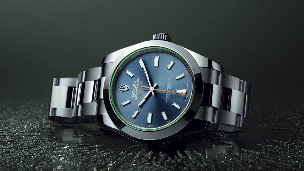 En Rolex-klokke med blå skive ligger.