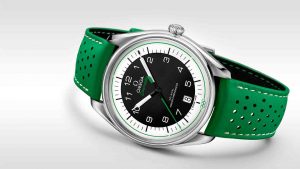 En Omega-klokke med grønn reim ligger.